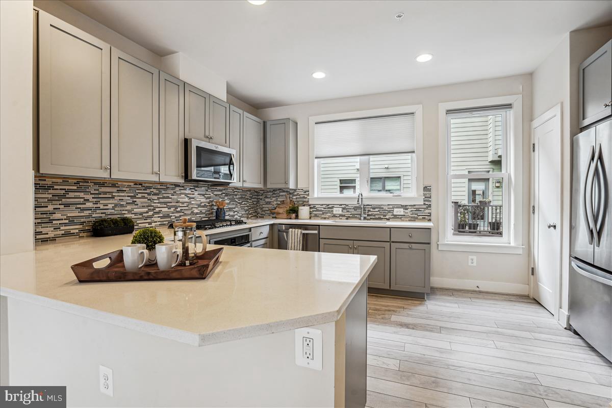 MONTGOMERY ROW - Residential