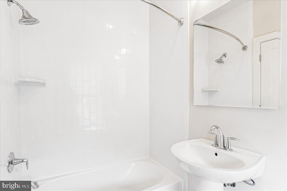 MONTGOMERY ROW - Residential