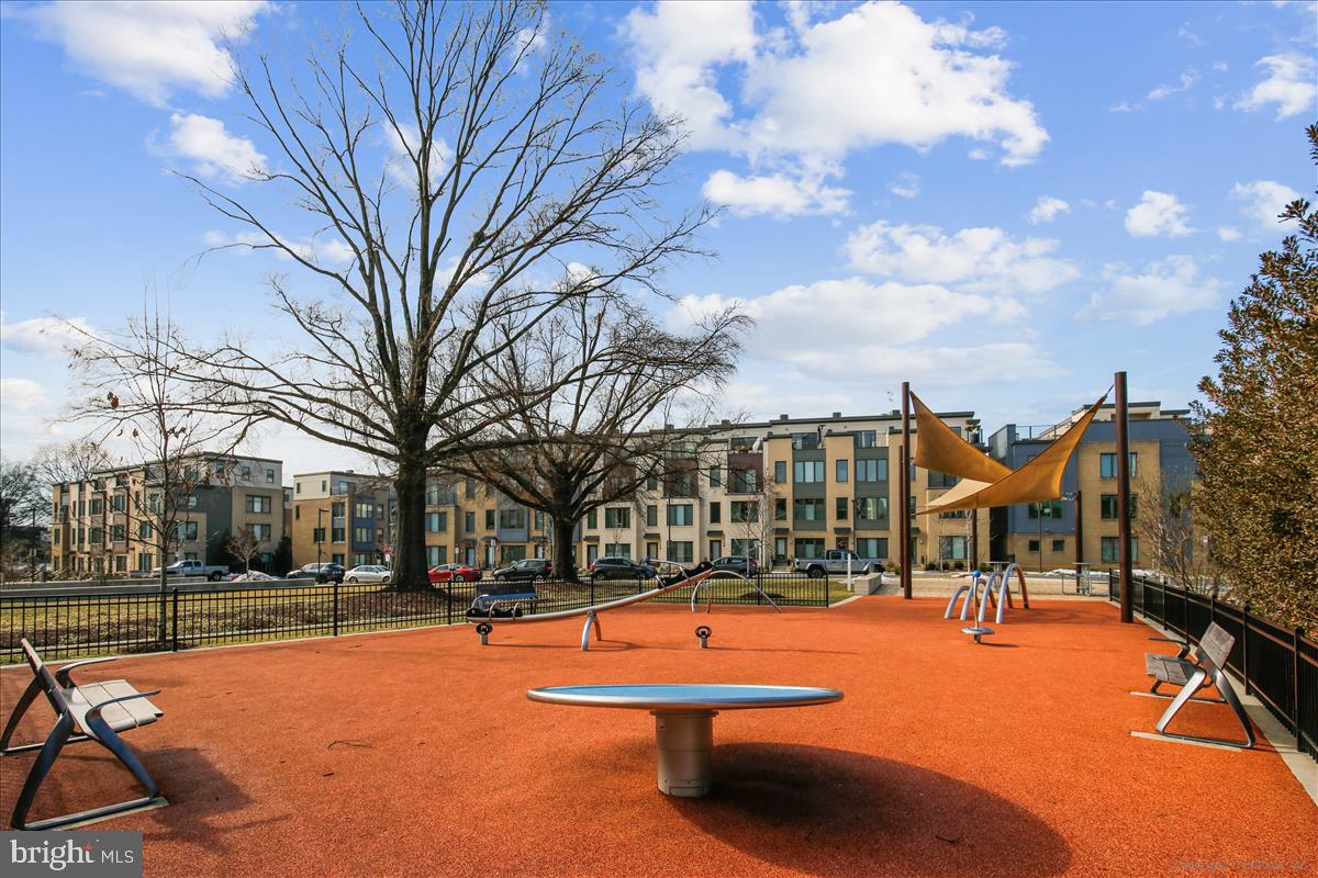 MONTGOMERY ROW - Residential