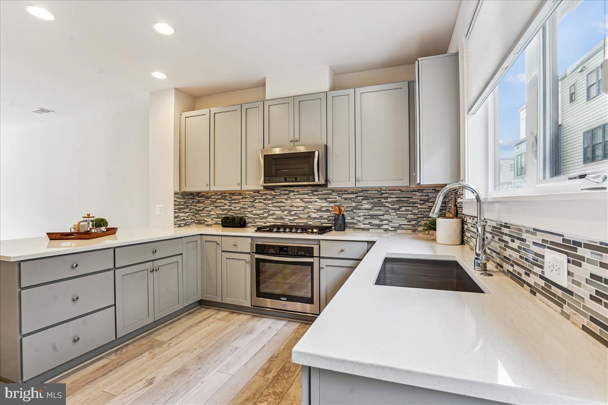 MONTGOMERY ROW - Residential