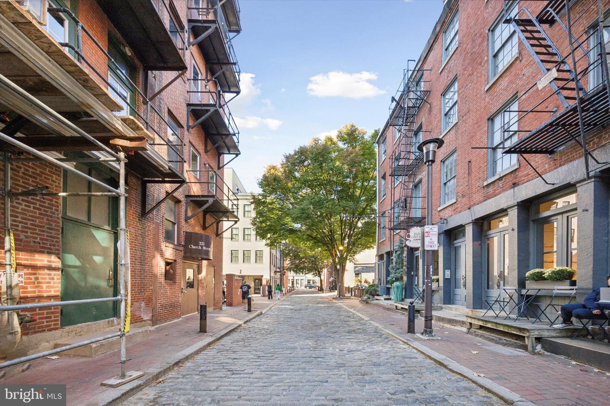 Renovated 1-bedroom, 1-bath in the heart of Old City. In-unit washer/dryer. Access to common roof deck.