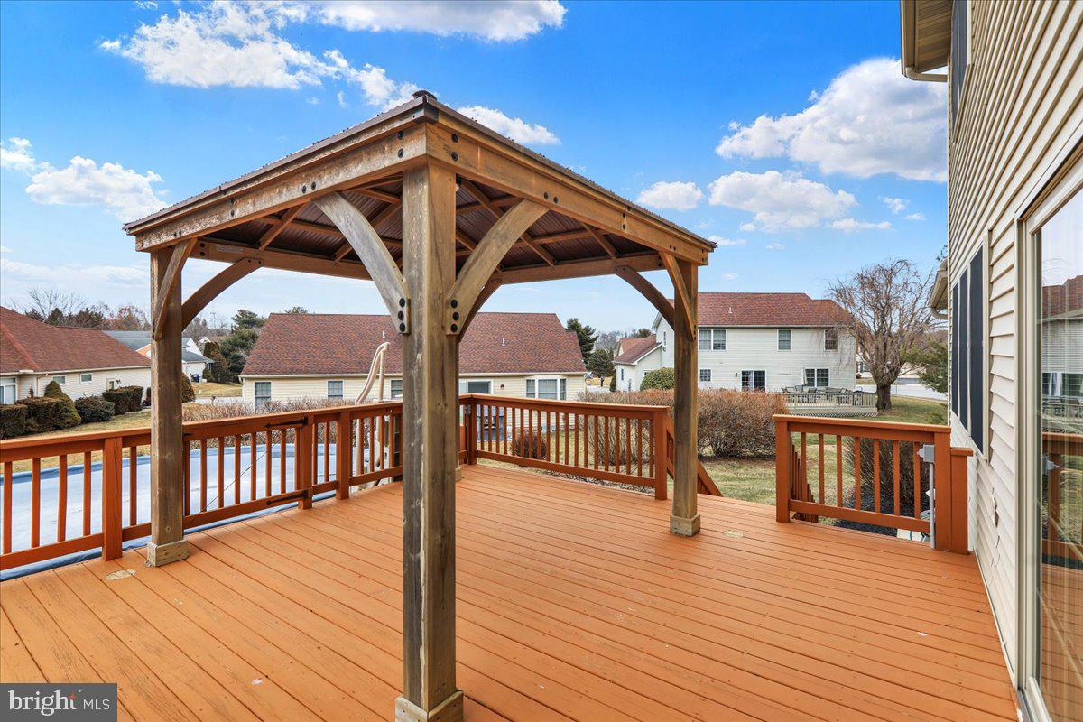 WOODS EDGE - Residential