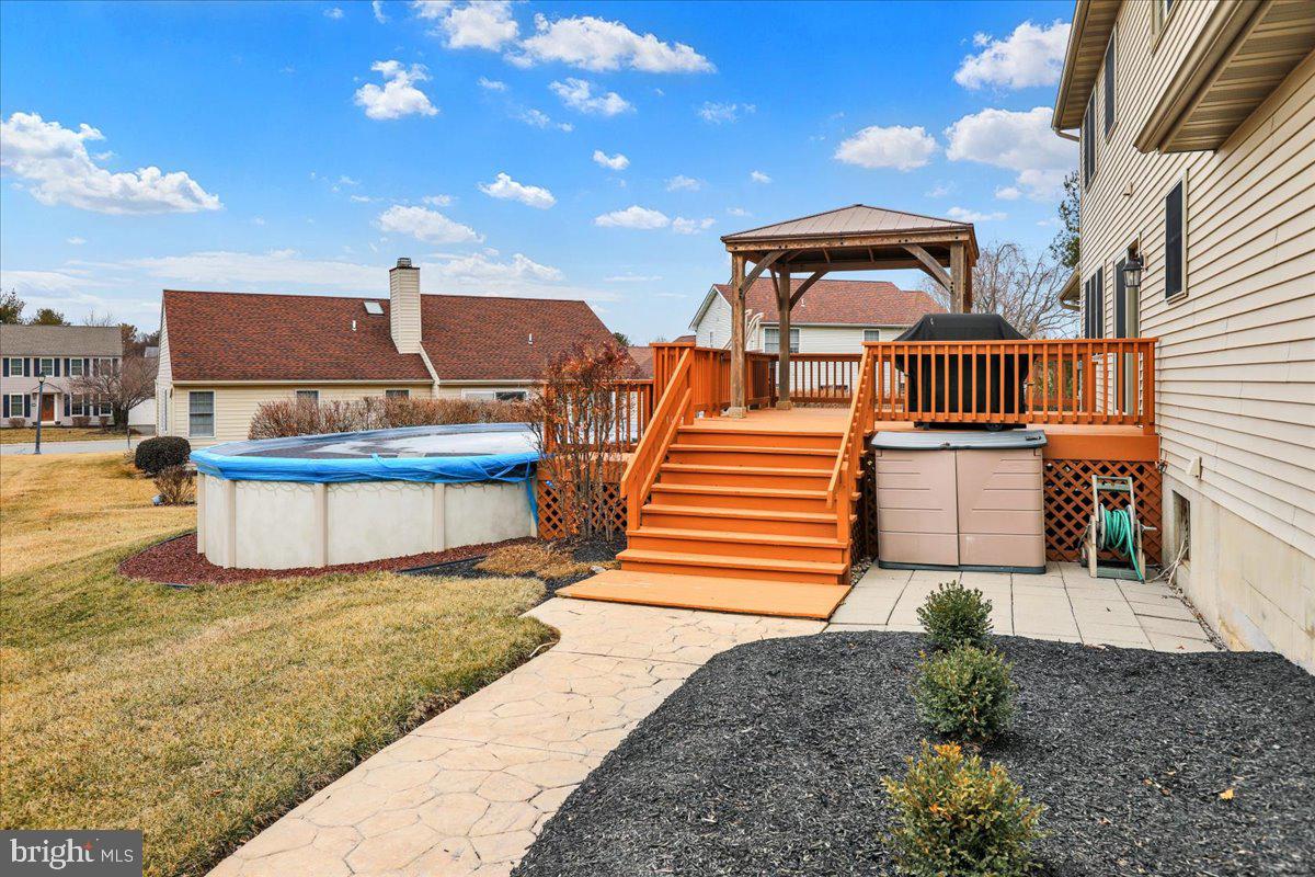 WOODS EDGE - Residential