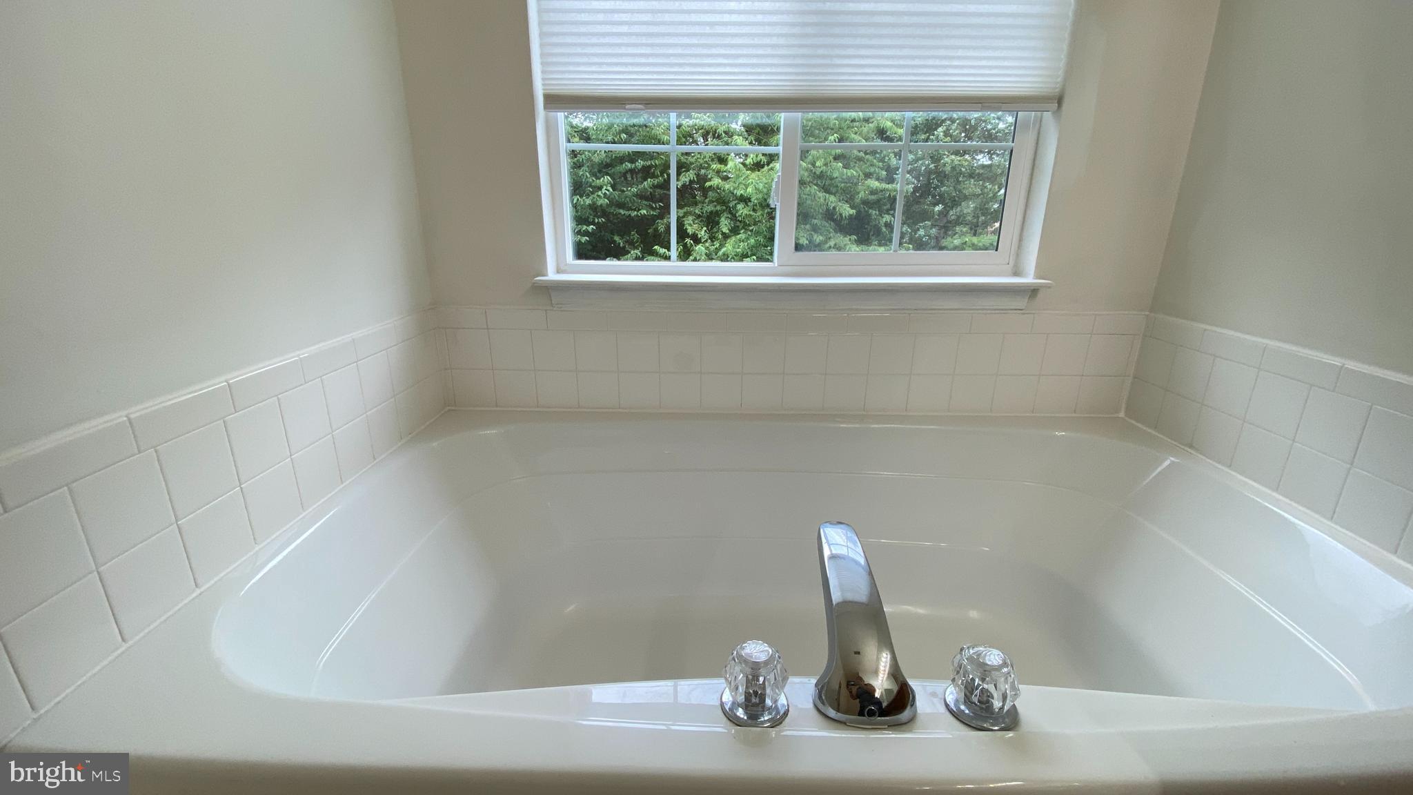 PARADISE - Residential Lease