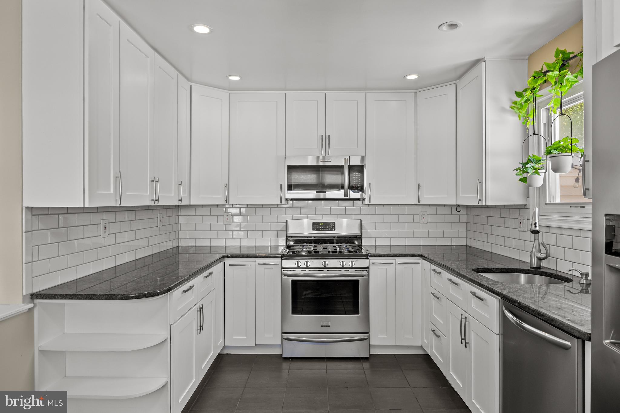 215 N GARDEN BOULEVARD