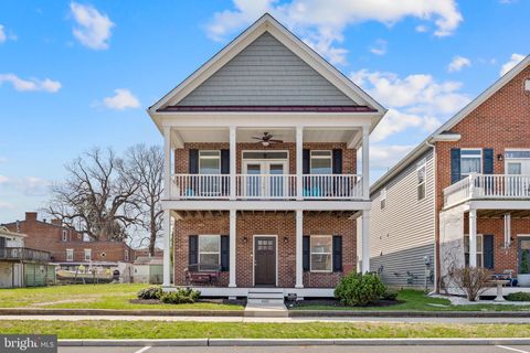 Homes For Sale - 605 Front Street<br/> New Castle County, DELAWARE CITY, DE 19706