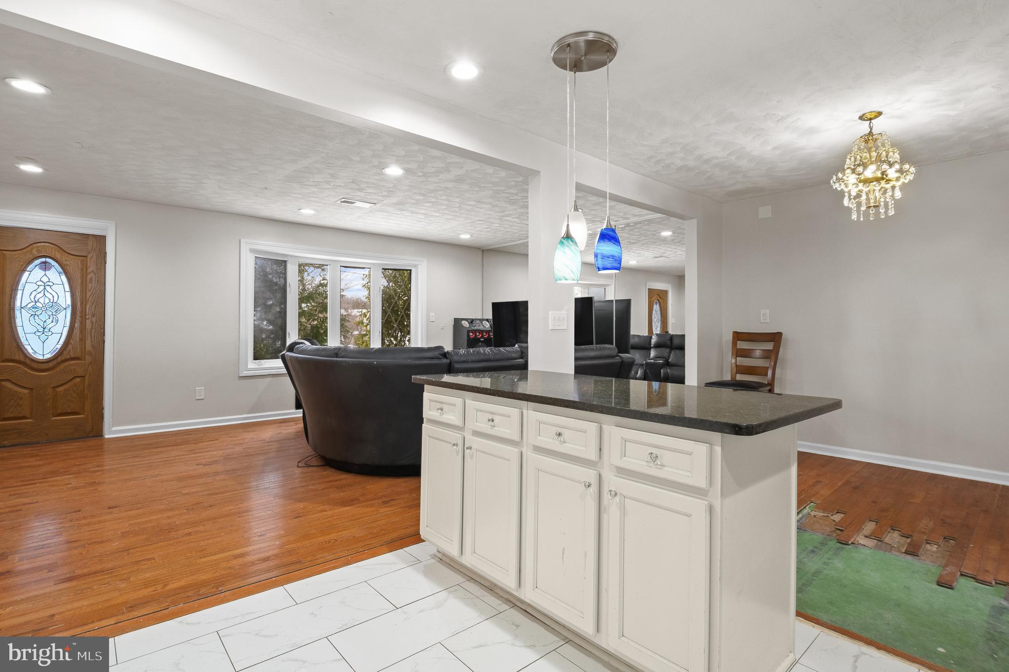 ROYALE GARDENS - Residential