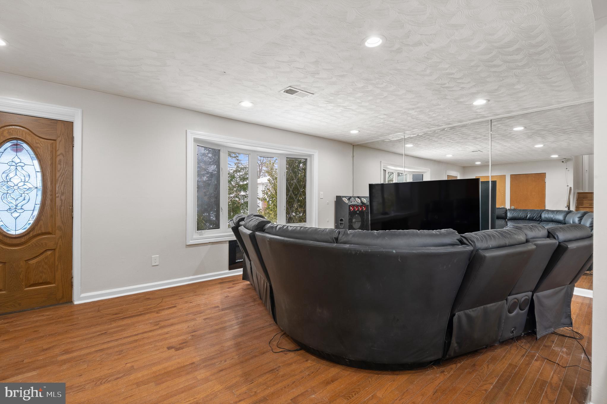 ROYALE GARDENS - Residential