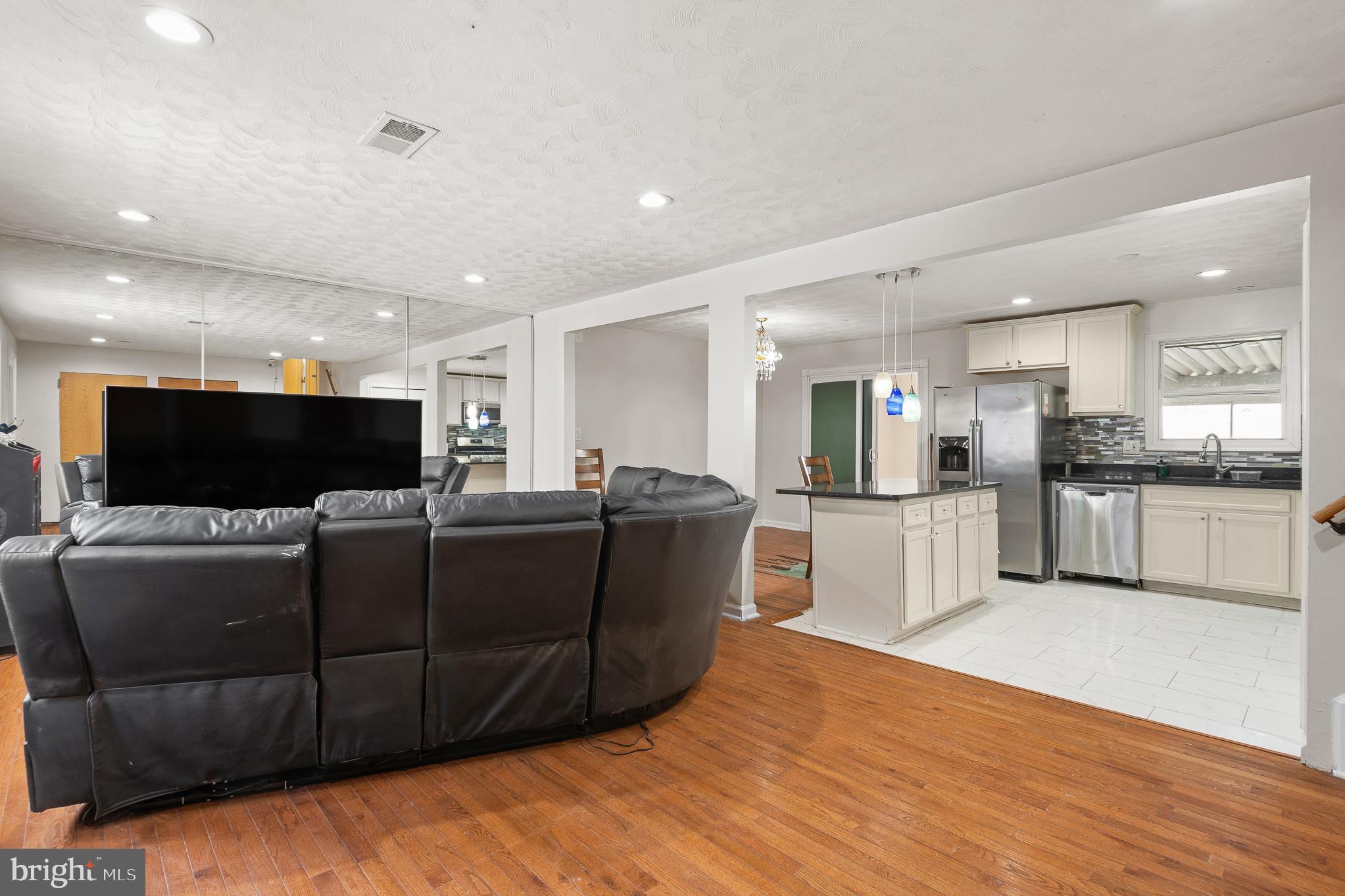 ROYALE GARDENS - Residential