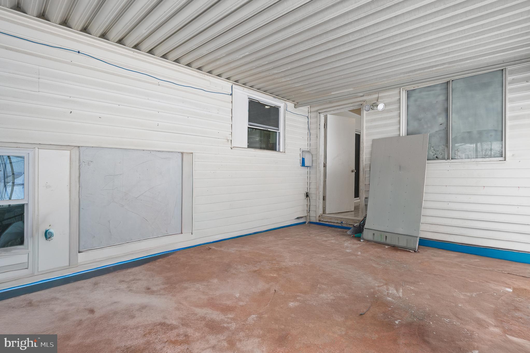 ROYALE GARDENS - Residential