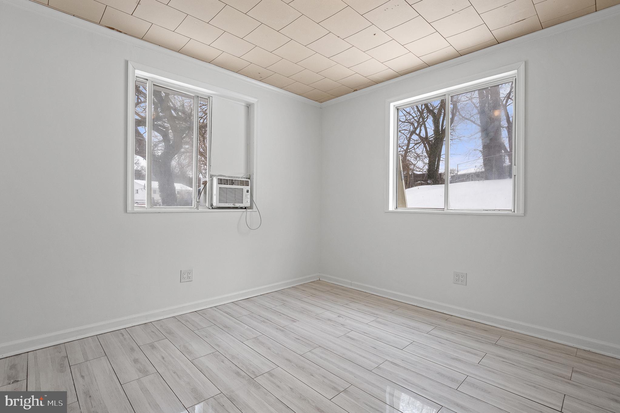 ROYALE GARDENS - Residential