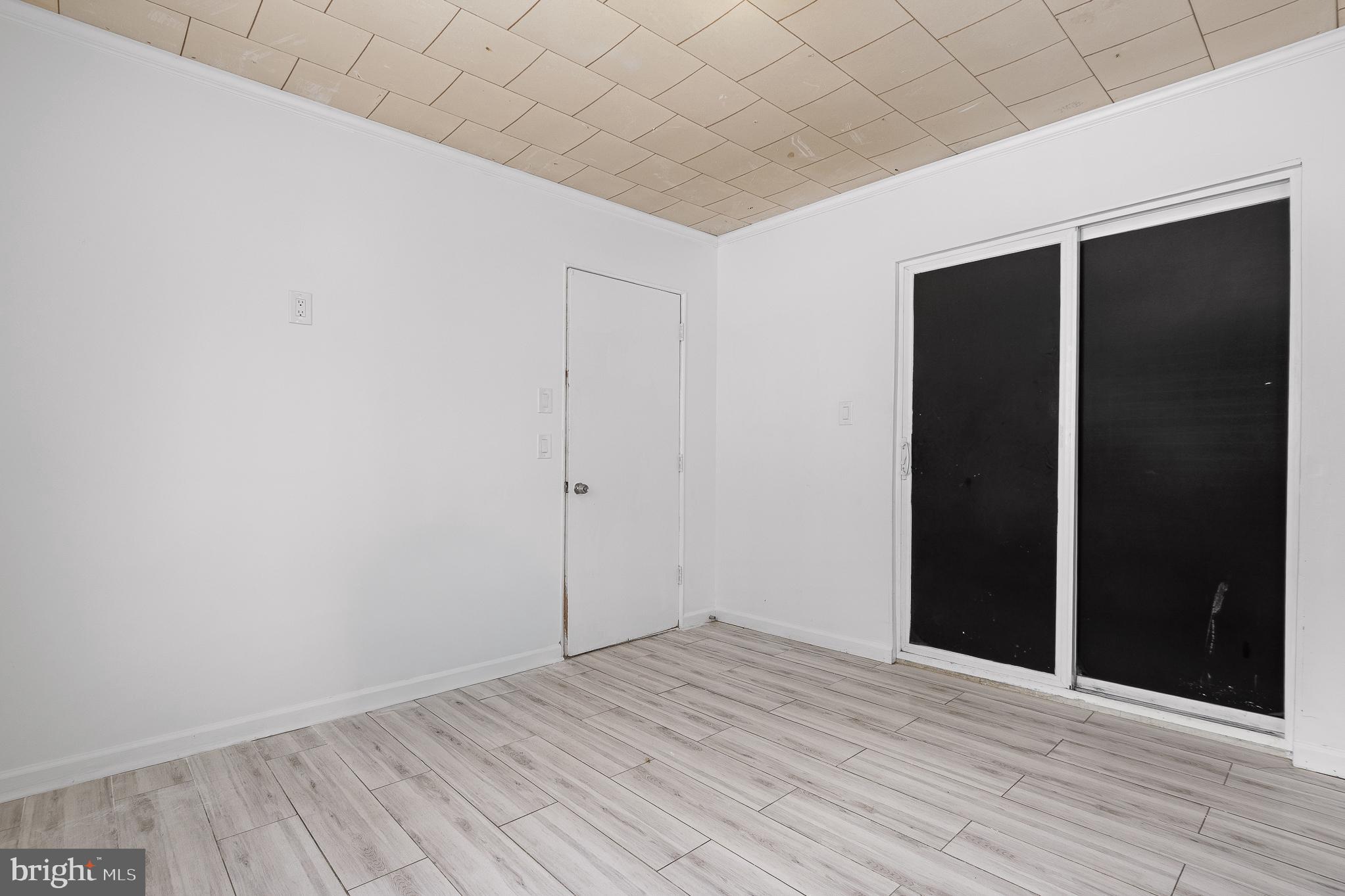 ROYALE GARDENS - Residential