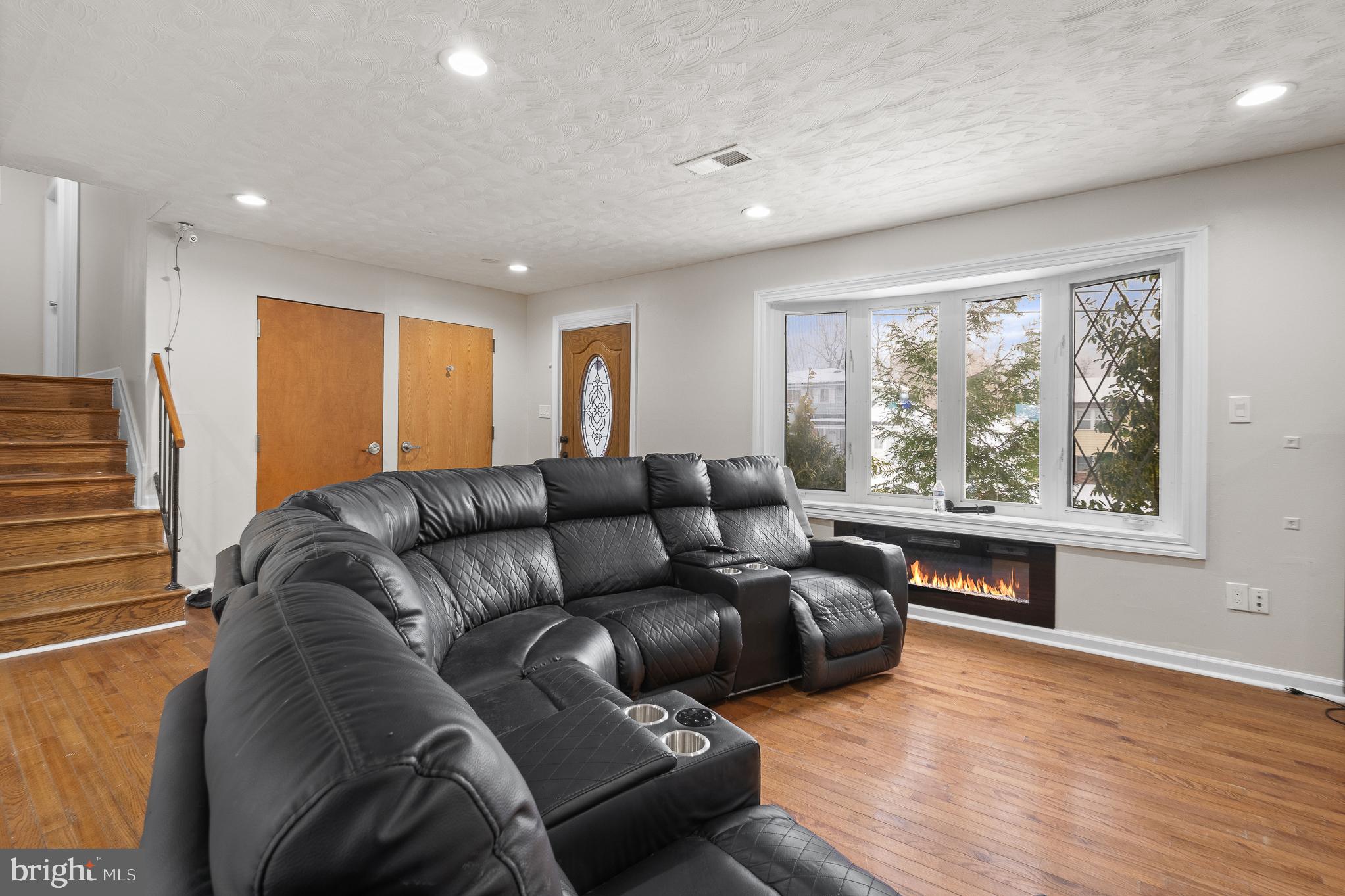 ROYALE GARDENS - Residential