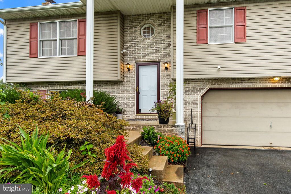 Photo of 72 CLOVER DR, DENVER, PA 17517 (MLS # PALA2041230)