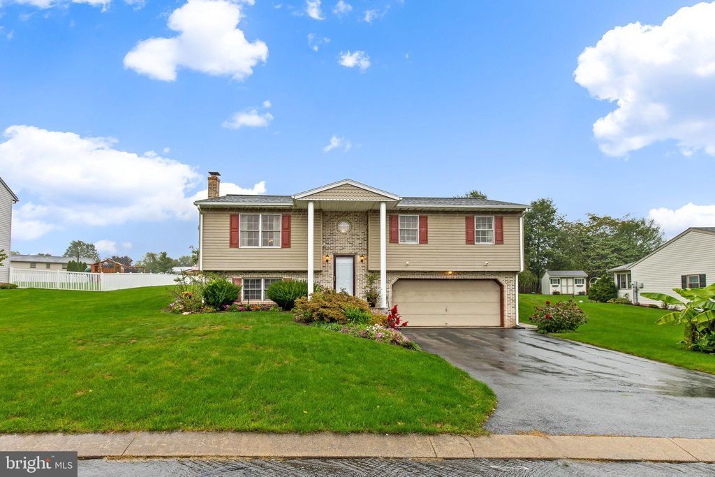 Photo of 72 CLOVER DR, DENVER, PA 17517 (MLS # PALA2041230)