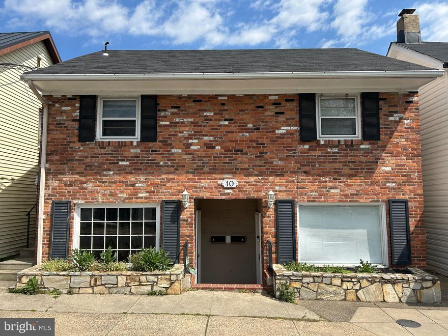 Cozy downtown Leesburg apartment - ground floor - 1 bedroom, 1 bath, gas stove, refrigerator, microwave, bedroom with beautiful wood paneling, street parking and easy access to all the Shops, Restaurants, and Movies! INCLUDES UTILITIES.