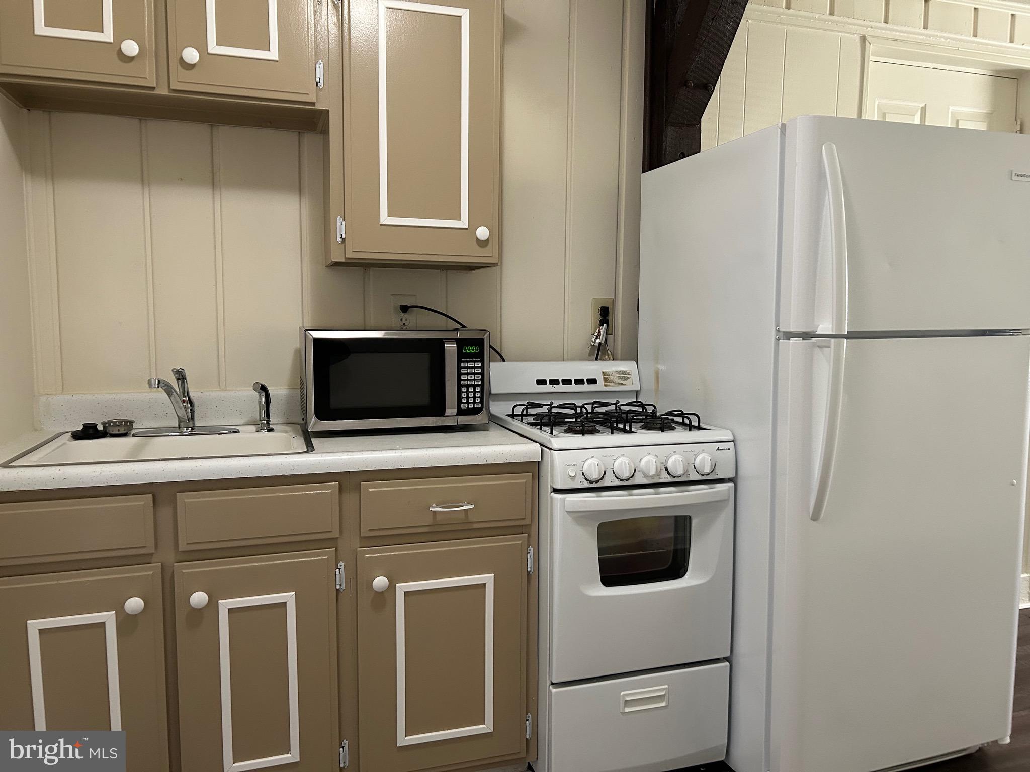 COLONIAL SQUARE - Residential Lease