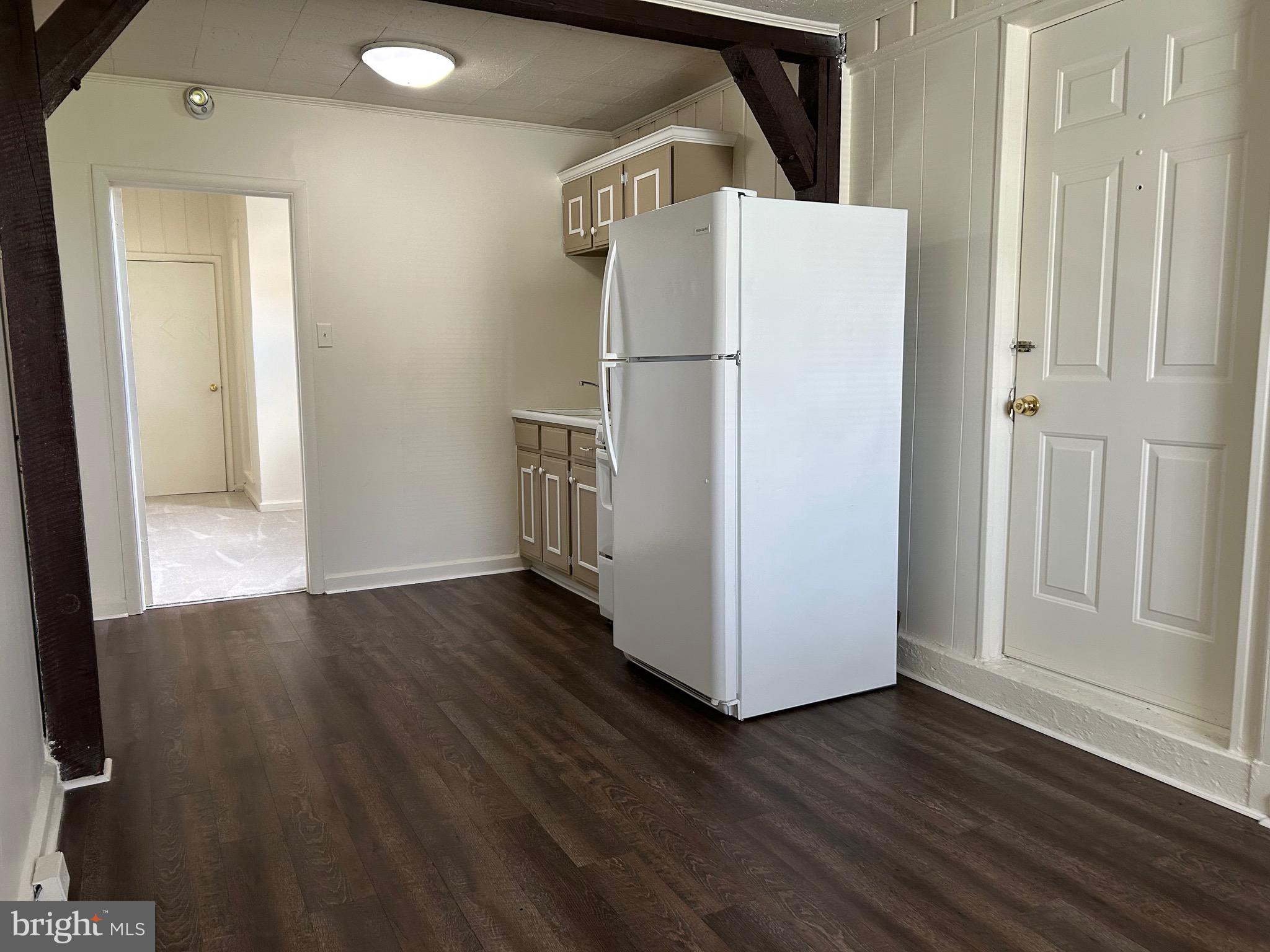 COLONIAL SQUARE - Residential Lease