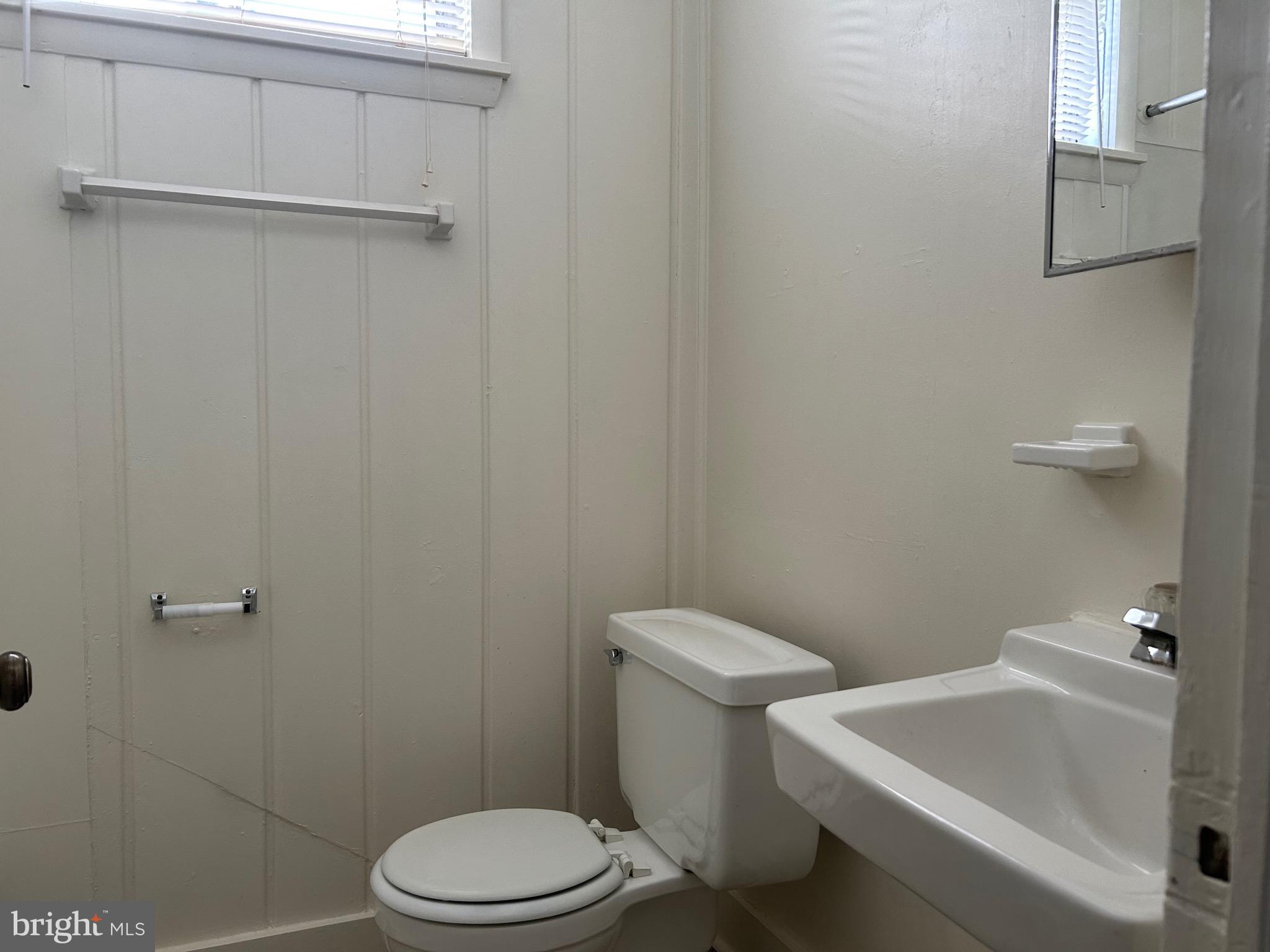 COLONIAL SQUARE - Residential Lease