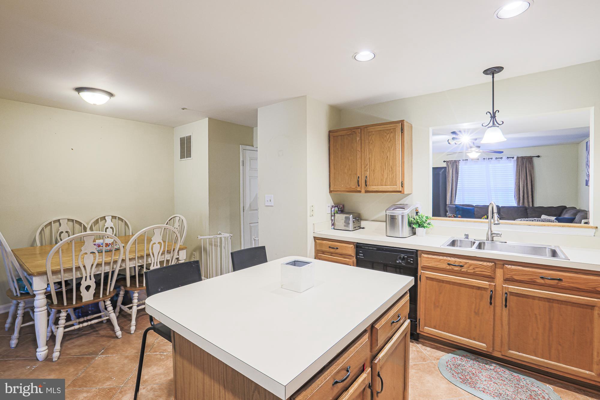 CONSTANT FRIENDSHIP - Residential