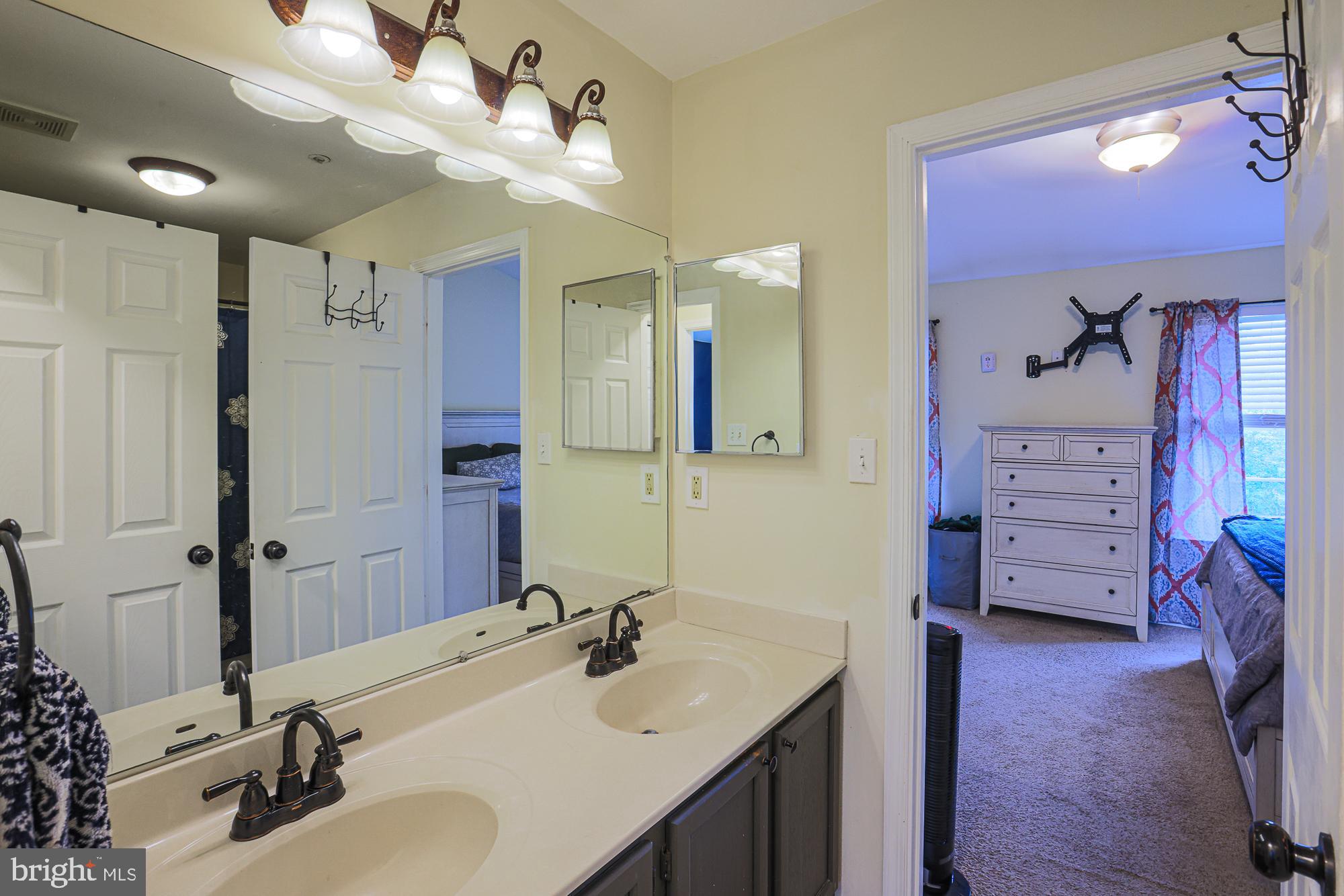 CONSTANT FRIENDSHIP - Residential