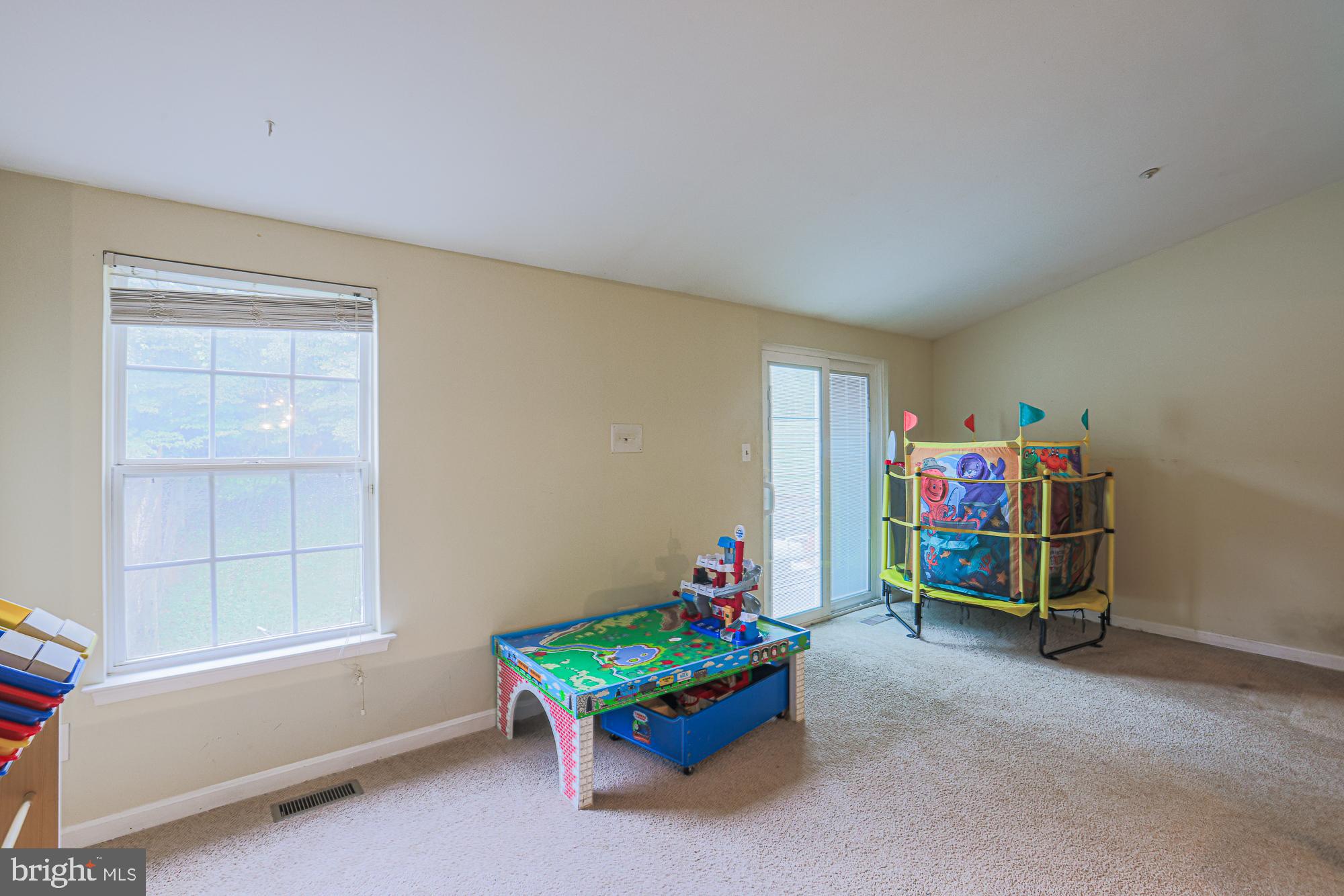 CONSTANT FRIENDSHIP - Residential