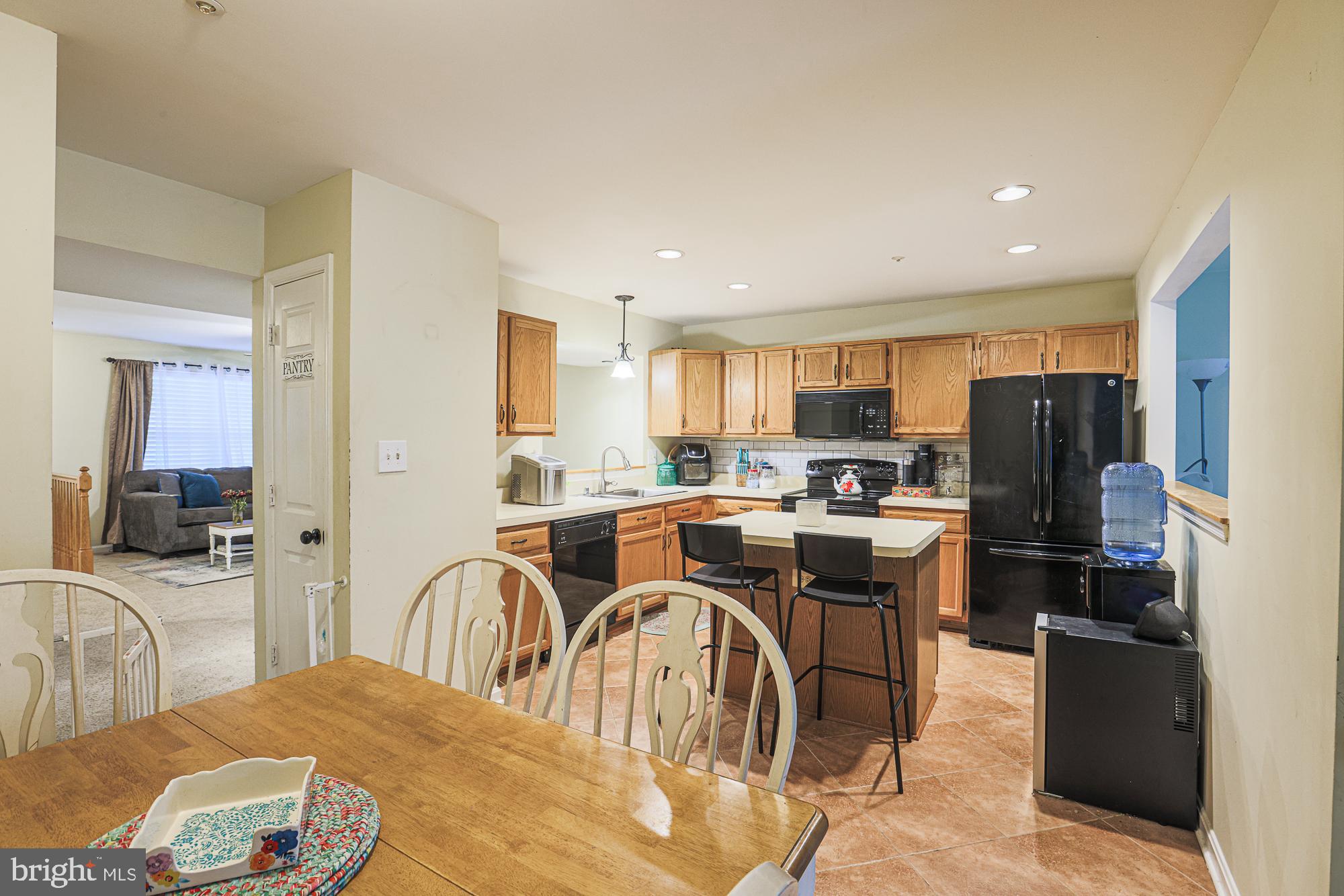 CONSTANT FRIENDSHIP - Residential