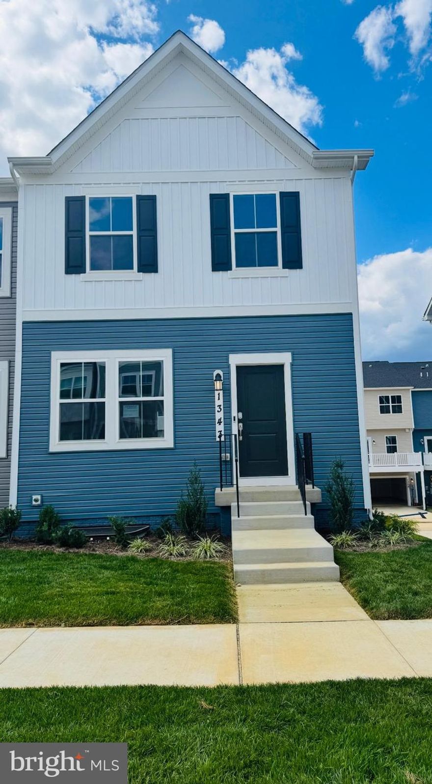 🏡 End Unit • ✨ Move-In Ready • 🆕 New Construction • 📍 Prime Location!

Welcome to this stunning 3-level townhome in the sought-after Red Clover Meadows community in Ranson, WV.

✨ Home Highlights:

🛏️ 3 Bedrooms | 🛁 2 Full Baths | 🚻 2 Half Baths | 🚗 2-Car Rear-Load Garage

🍽️ Gourmet kitchen with granite countertops, center island & hardwood floors

🛋️ Open-concept main level – perfect for modern living & entertaining

🌅 East-facing deck with sunrise views overlooking green space & Appalachian foothills

🛏️ Primary suite with walk-in closet & private tiled shower bath

🎮 Finished entry-level rec room with half bath for extra living space

🪟 Blinds, washer, and dryer included

🔒 Smart Home Features:

🔑 Keyless smart lock

📹 Ring video doorbell

📍 Fantastic Location:

🚶 Walk to Home Depot, grocery stores & restaurants

🚗 10 mins to Loudoun County | 25 mins to Leesburg | 55 mins to Sterling/Herndon/Reston

📌 Additional Details:

📷 Some photos of similar model – finishes may vary

🐾 Pets considered (case by case)

📝 Min 12-month lease | Application via Zillow/Rentspree

💳 Requirements: 650+ credit score | 2.5x monthly rent income

💡 Tenant Pays: Lawn care, electricity, cable/internet, water/sewer, trash
💡 Landlord Pays: HOA dues