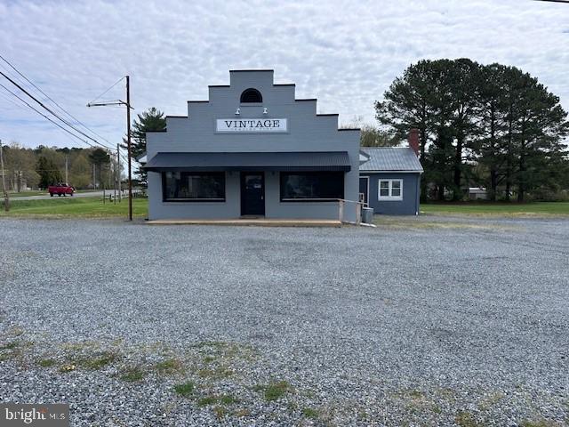 Situated on .05 acres and Zoned GC offering a variety of uses. The owner has spoke to the Town of Easton about annexation and hooking to the town sewer system and was preliminarily approved. There is a full bath and kitchen. Great visibility off Dover Rd just outside of Town with over 11,000 cars a day passing by. Was previously a retail store.