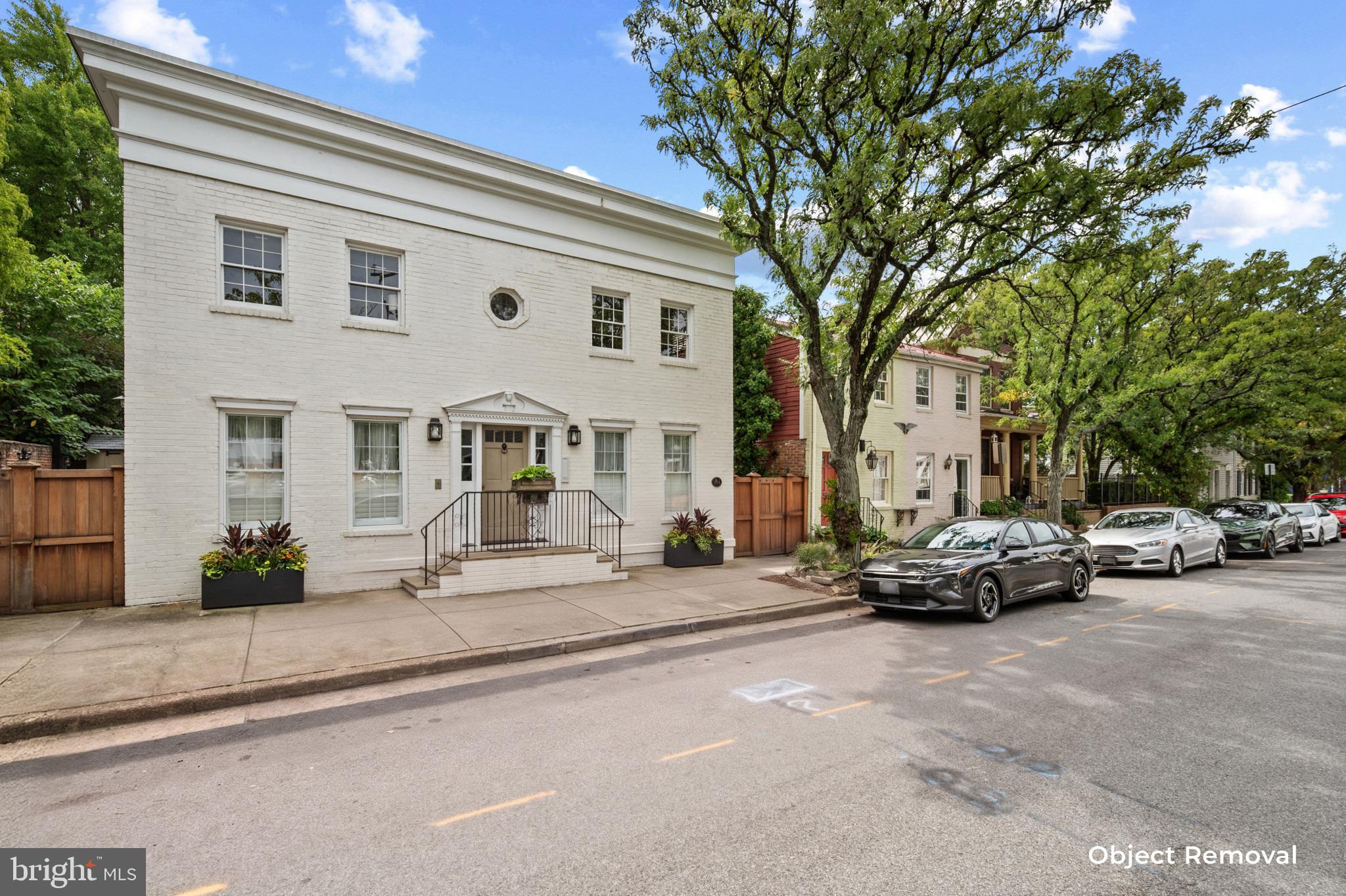 810 QUEEN STREET