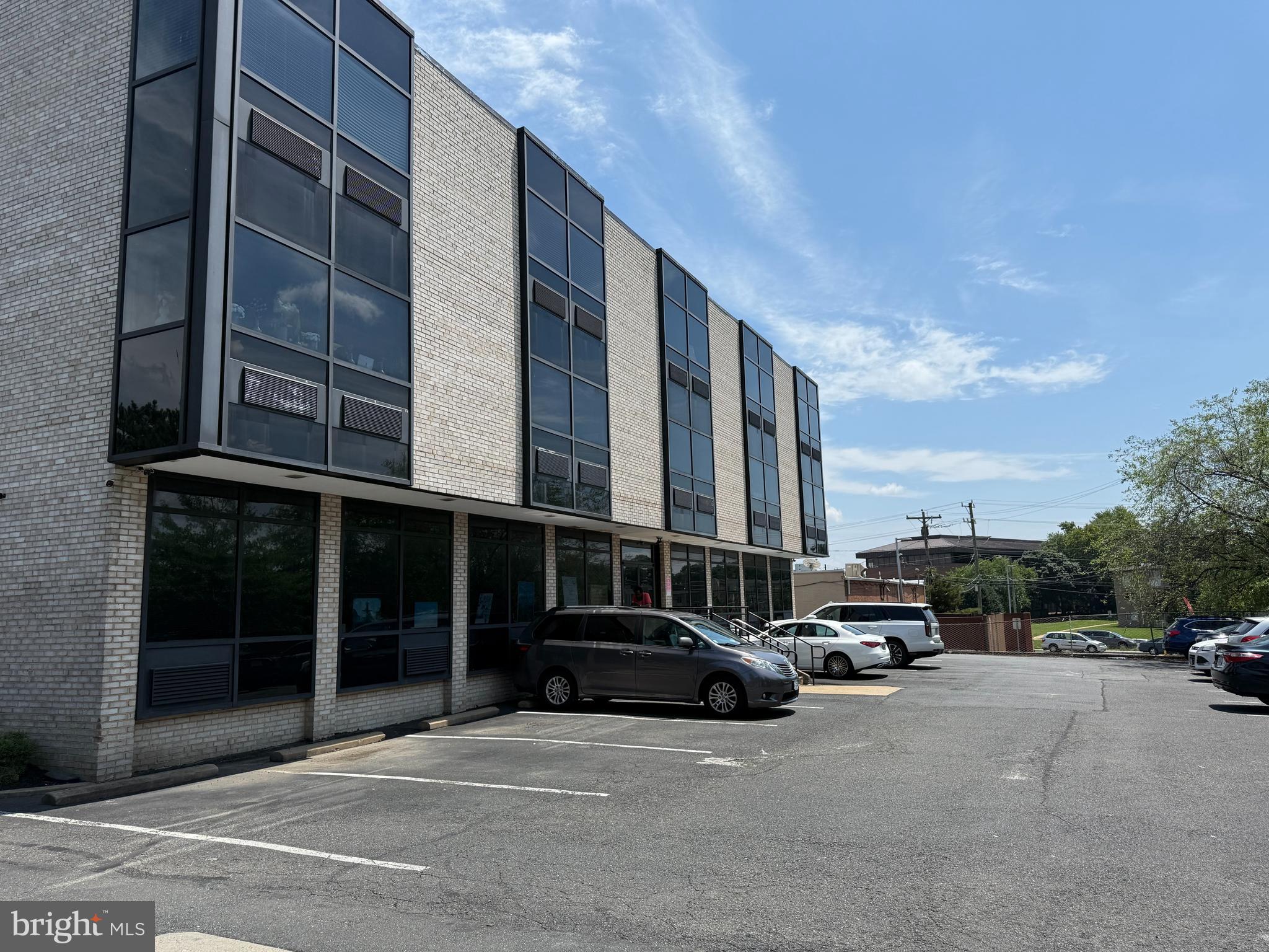 LINCOLNIA - Commercial Sale