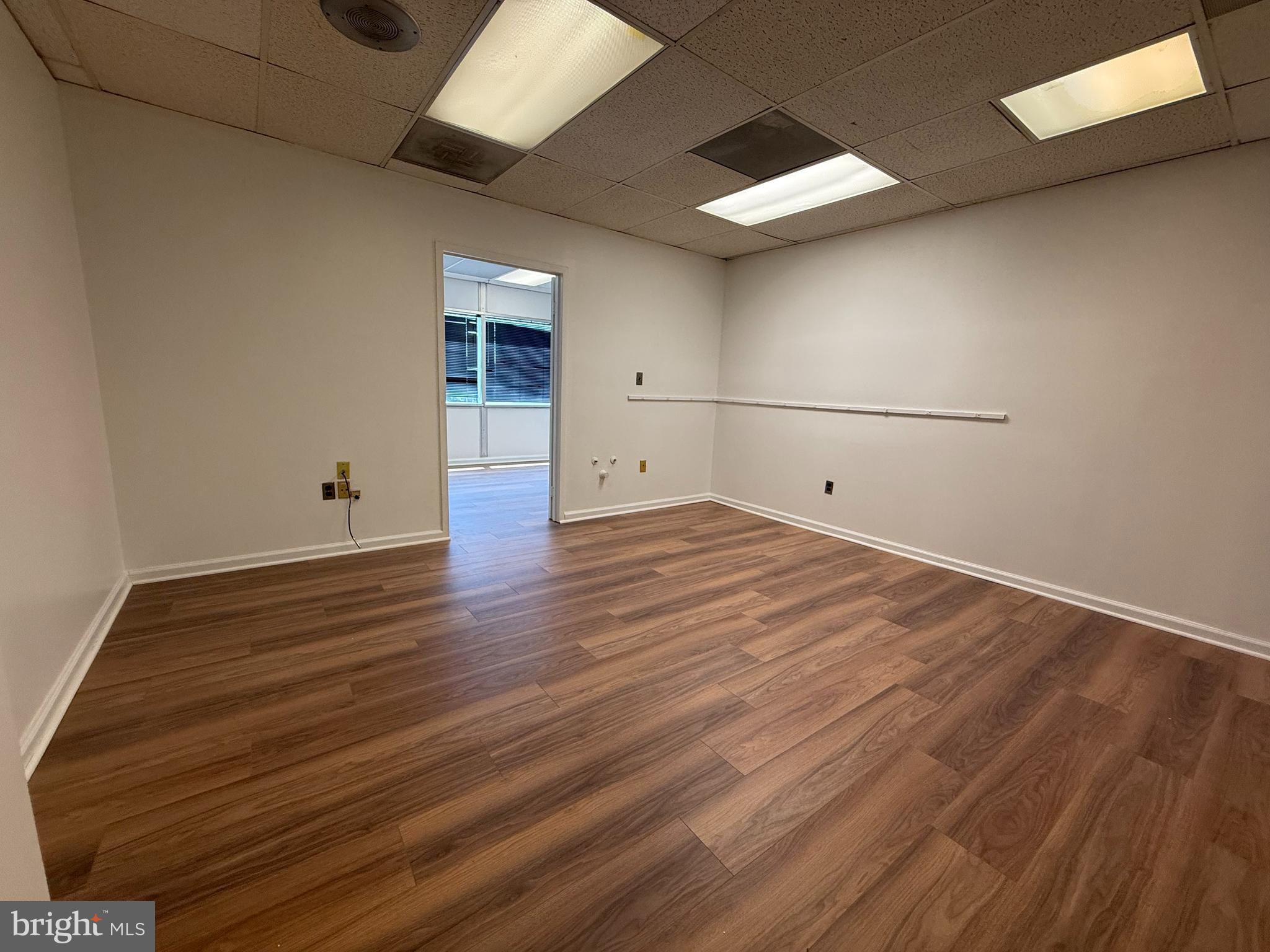 LINCOLNIA - Commercial Sale