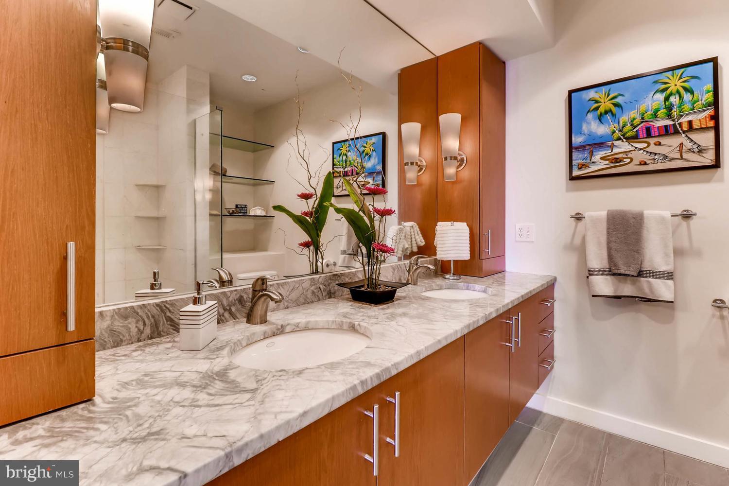 HENDERSON'S WHARF - Residential