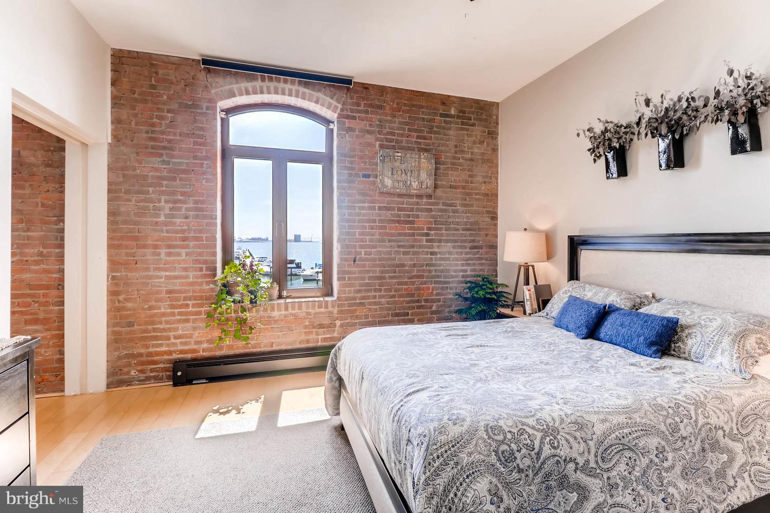 HENDERSON'S WHARF - Residential