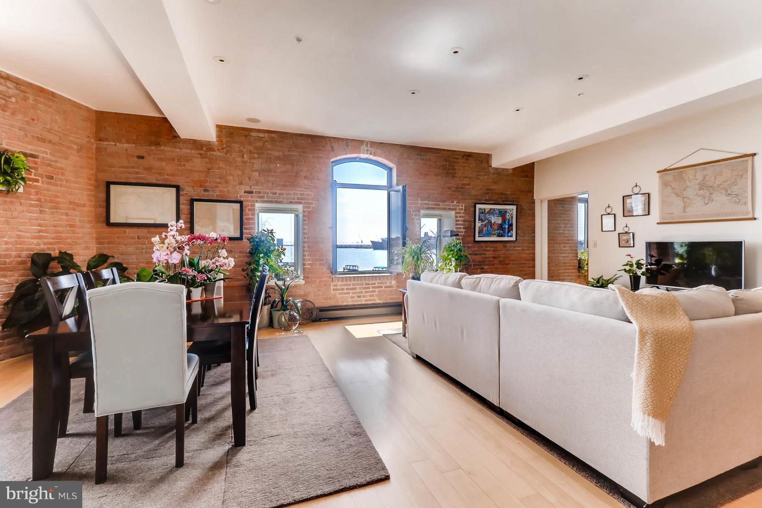 HENDERSON'S WHARF - Residential