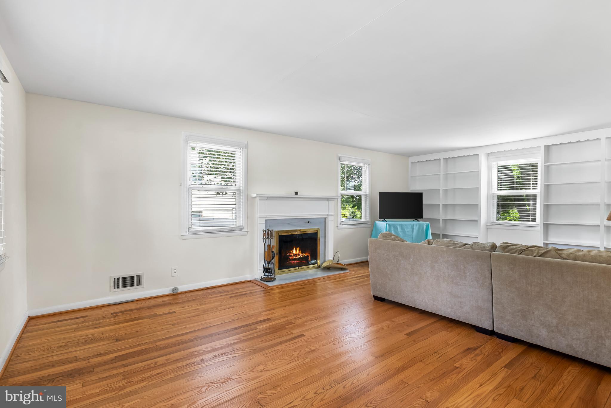 1011 W SEMINARY AVENUE