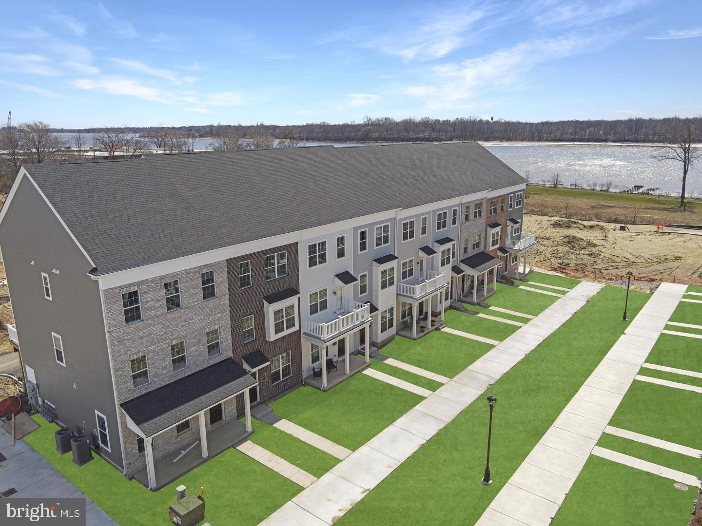 WATERSIDE - Residential