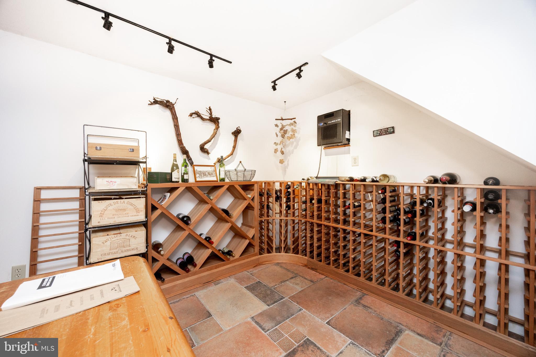 COLONIAL FARMS - Residential