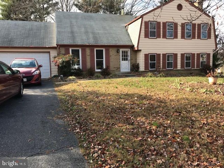 Beautiful bedroom fully furnished with hardwood floors near 200, shopping and restaurants in the best of Stonegate community.  This is for ONE PERSON ONLY for a six month lease which could be extended.  Kitchen, laundry and bathroom privileges are included as well as all utilities included.