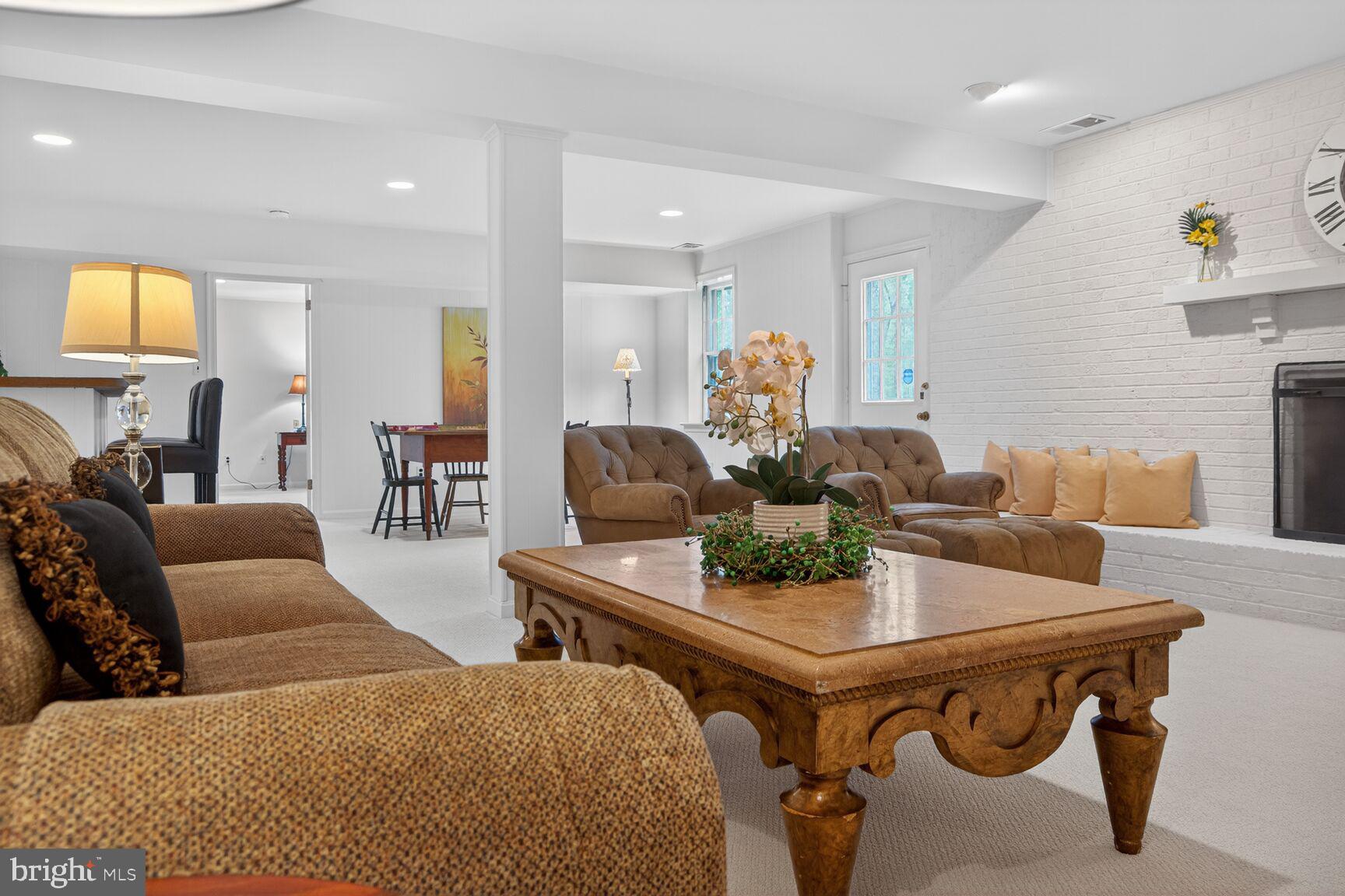 THE SINGING WOODS - Residential