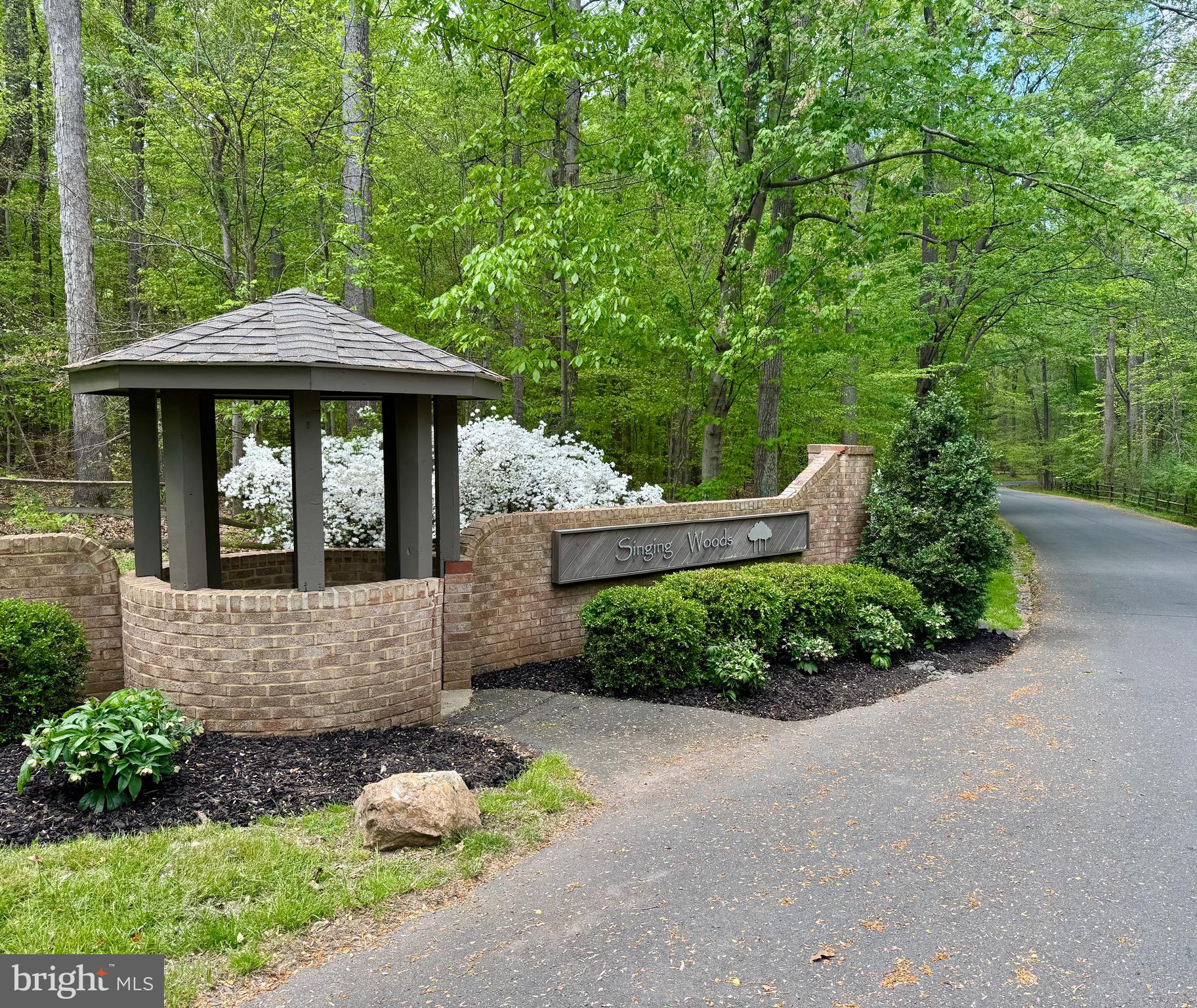 THE SINGING WOODS - Residential