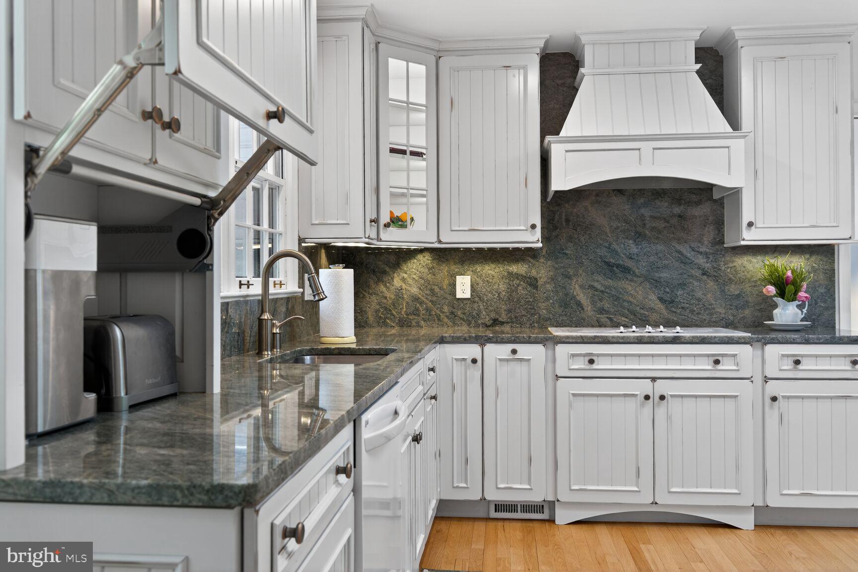 THE SINGING WOODS - Residential