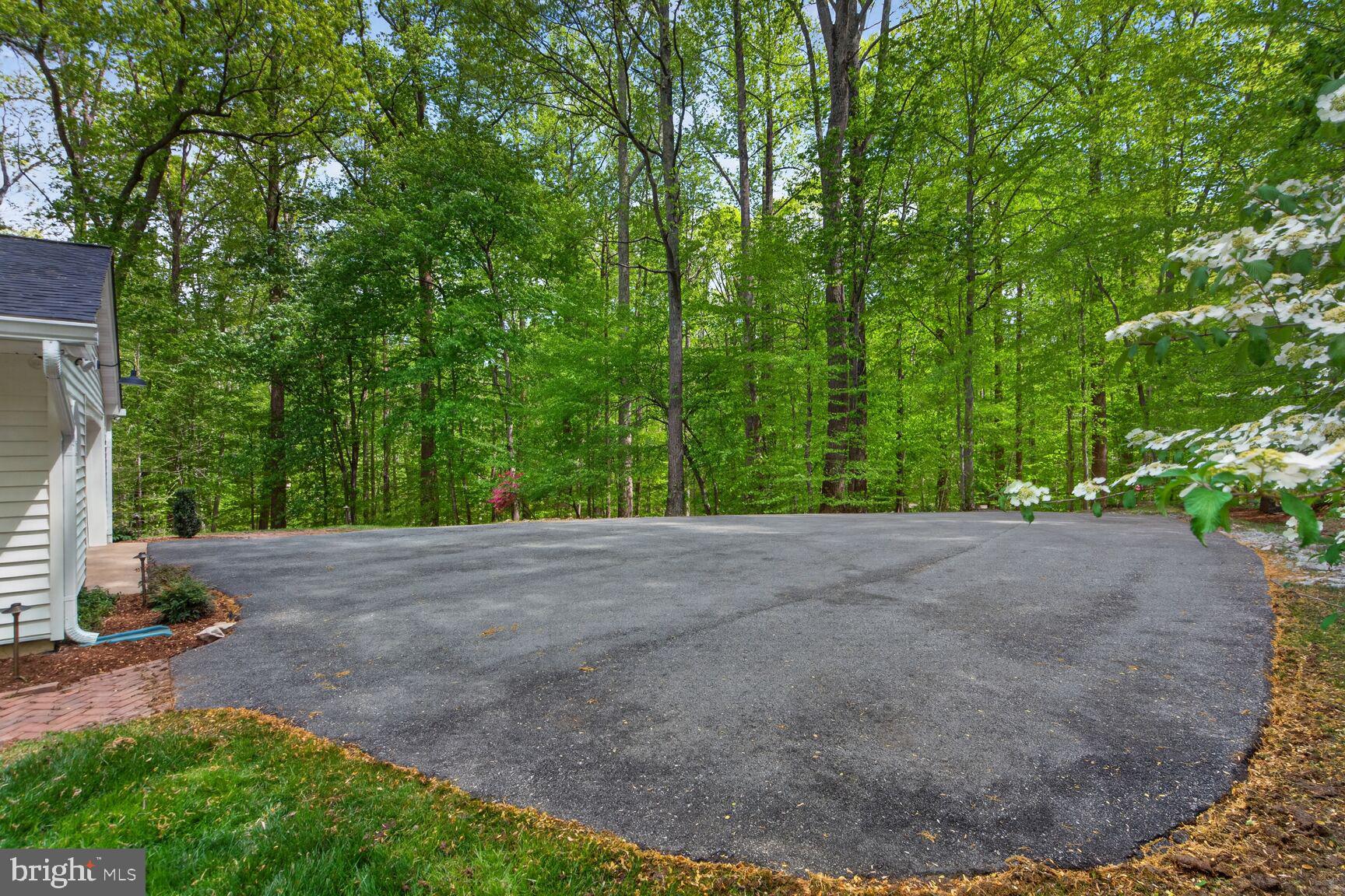 THE SINGING WOODS - Residential