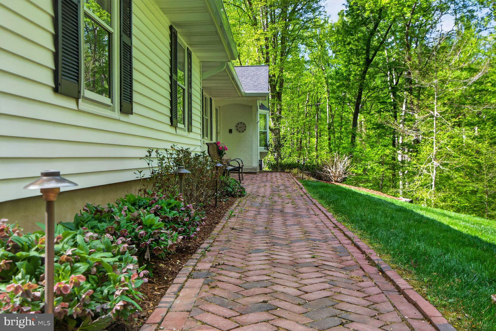 THE SINGING WOODS - Residential