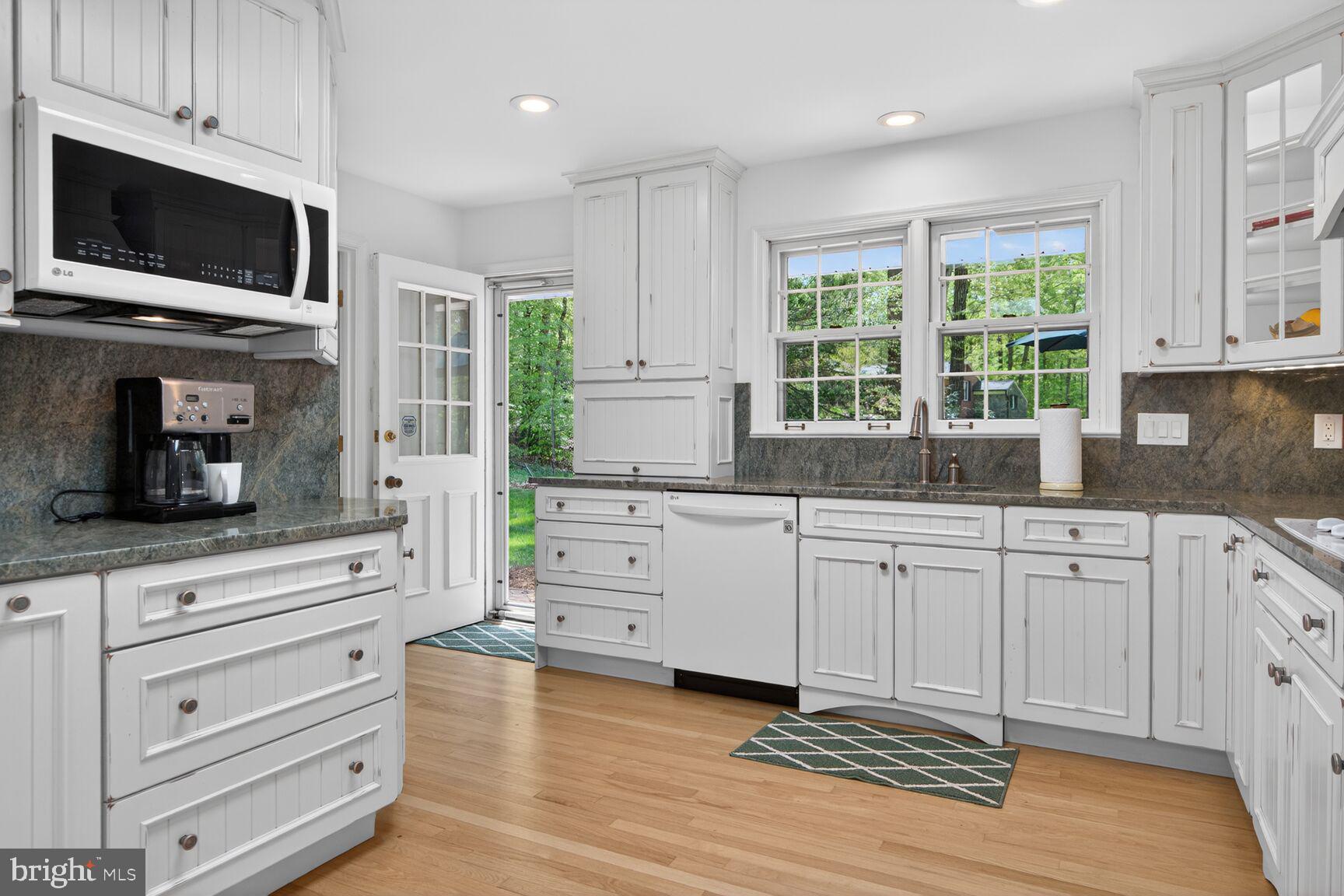 THE SINGING WOODS - Residential