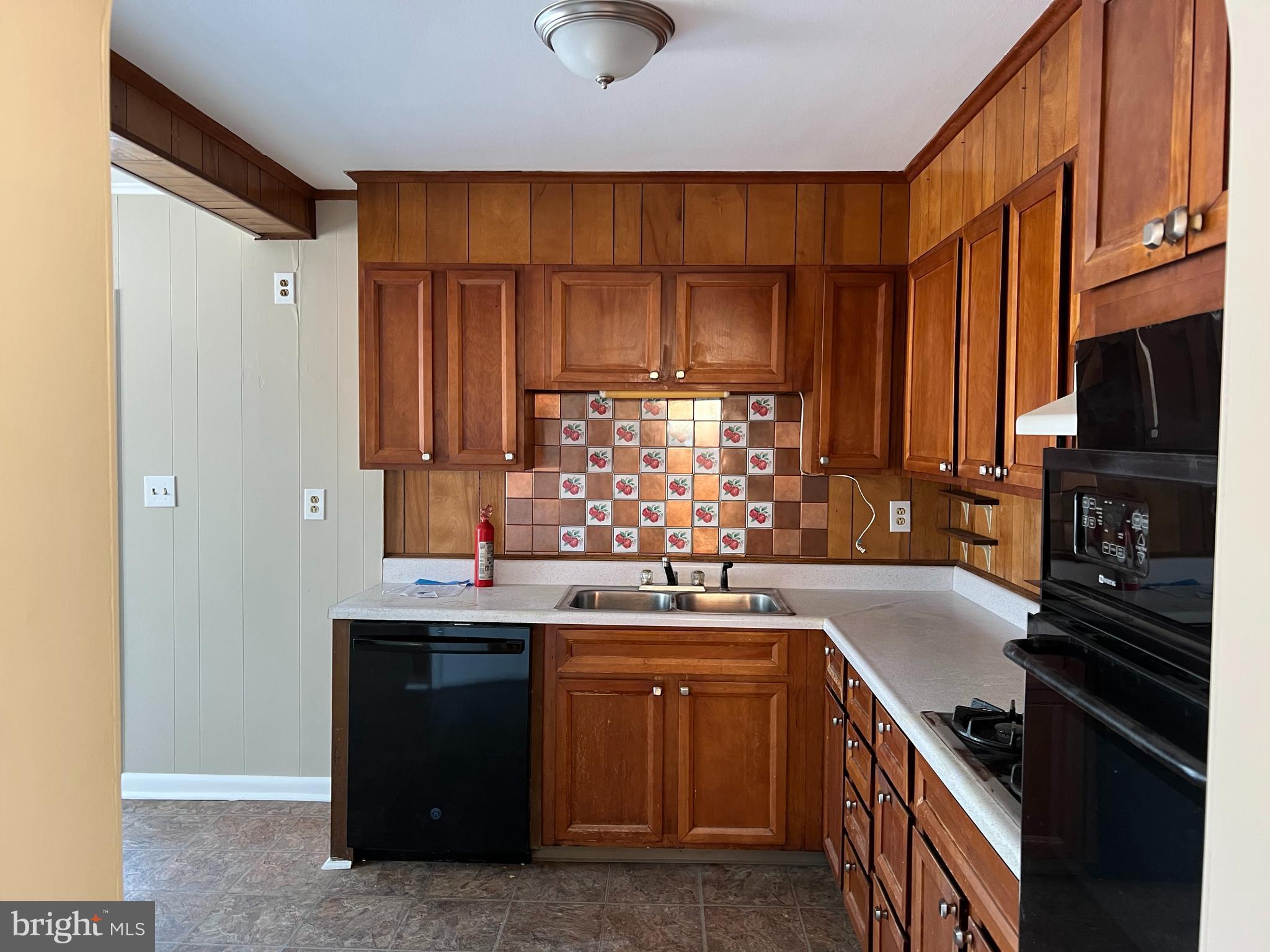 LYN GOLD MANOR - Residential