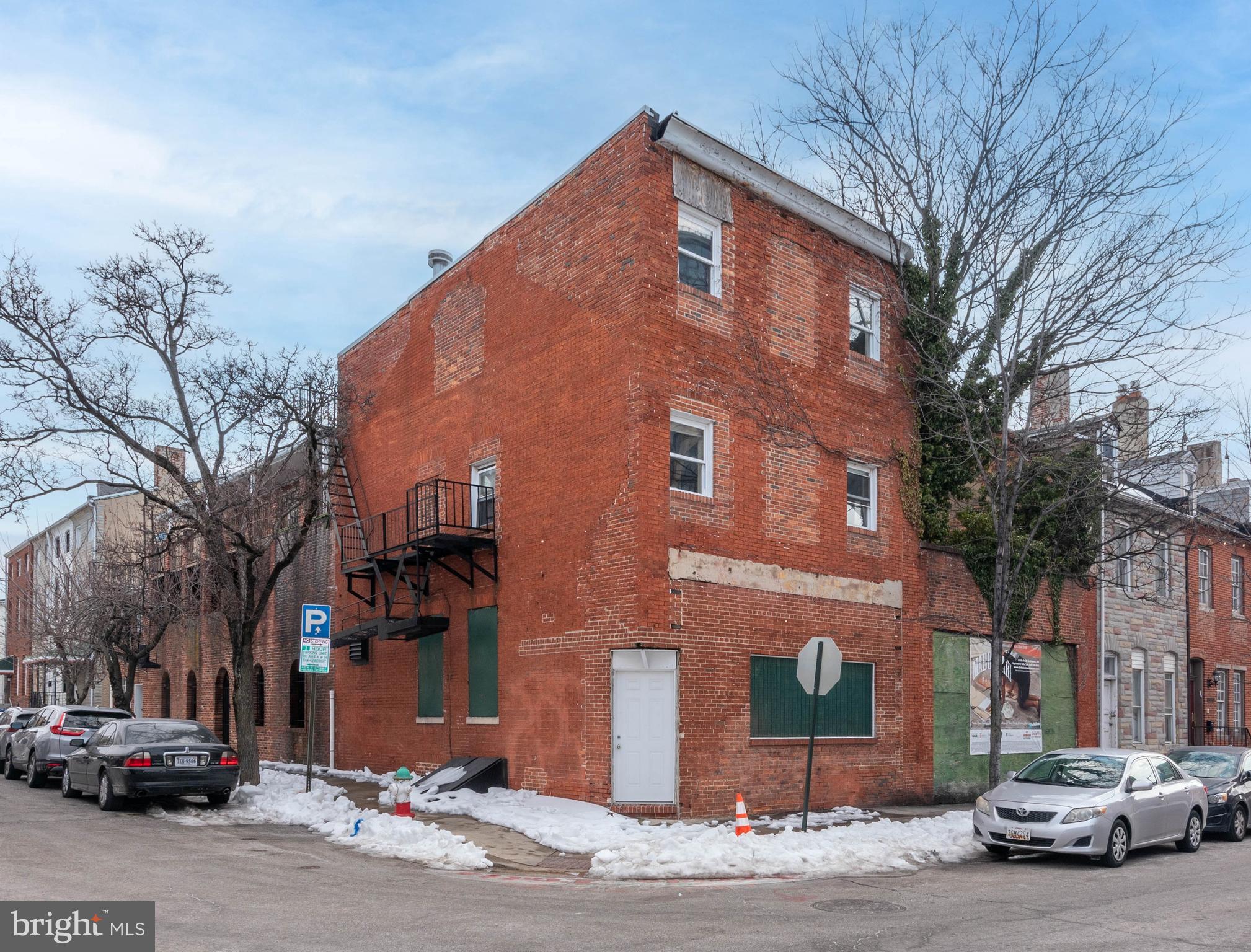 Main image without alt text