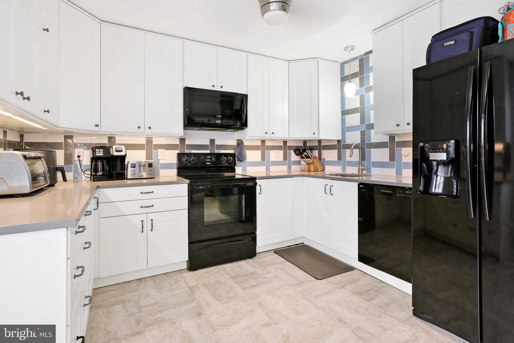 CONSTANT FRIENDSHIP - Residential