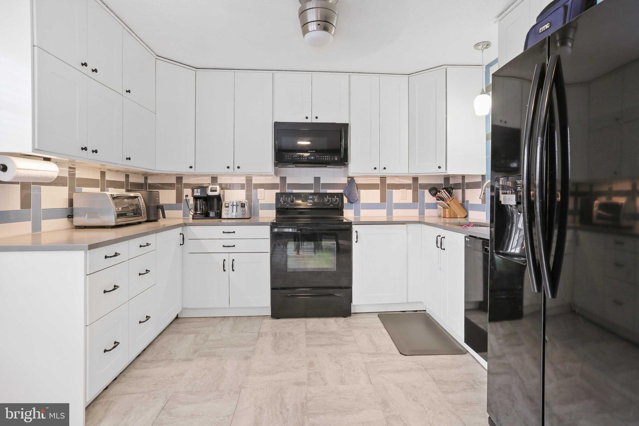 CONSTANT FRIENDSHIP - Residential