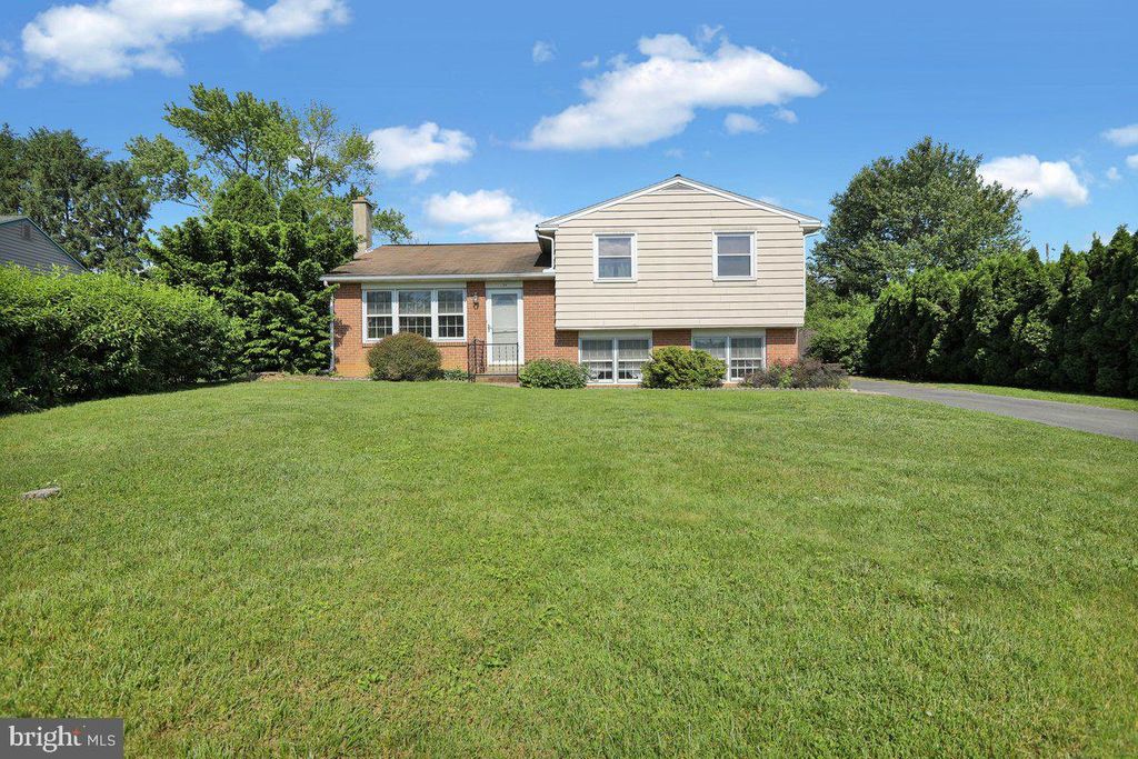 Photo of 51 Glen Oaks Drive, Lancaster, PA 17603 (MLS # PALA2050644)